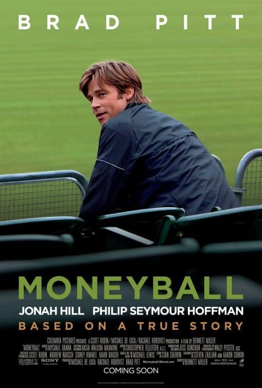 Moneyball – O Homem que Mudou o Jogo

Livro: Moneyball: The Art of Winning an Unfair Game – Michael Lewis
Filme: O Homem que Mudou o Jogo (2011)

O livro é uma análise profunda e técnica sobre como Billy Beane revolucionou o beisebol ao usar estatísticas avançadas (sabermetrics) para montar um time competitivo com orçamento limitado.

🎬 Diferença principal:
O filme foca muito mais no lado humano e emocional de Billy Beane (interpretado por Brad Pitt), simplificando bastante os conceitos estatísticos. O livro é mais analítico e detalhado; o filme aposta no drama e no impacto pessoal da revolução.